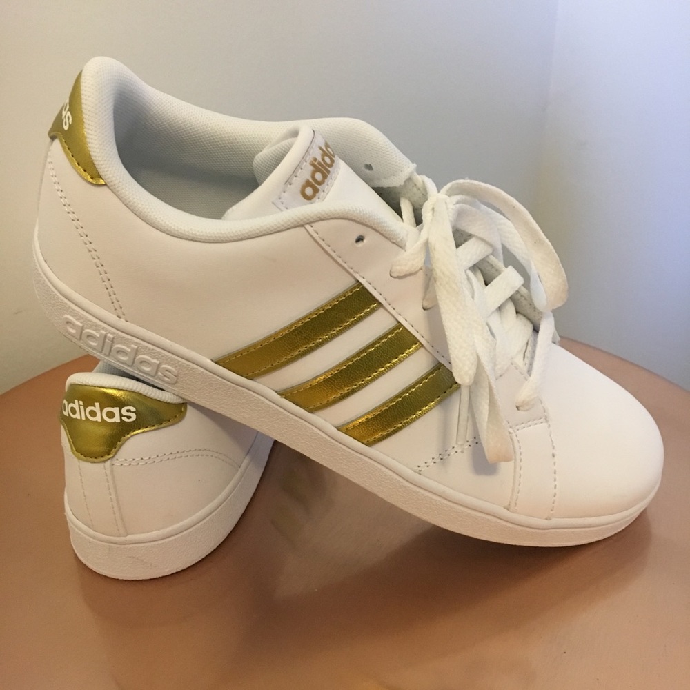 ADIDAS Gold Stripe Baseline Sneaker size 6 NEW